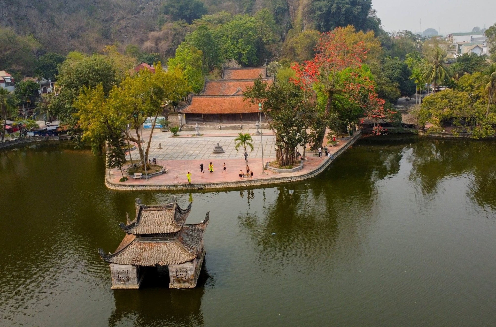 Chùa Thầy nổi bật với phong cảnh hữu tình 